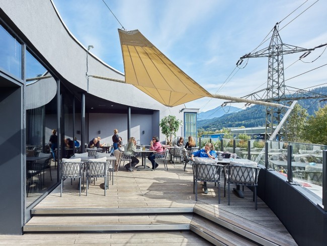 Terrase Restaurant Veniz mit Sonnensegel